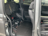 リアシートの座面は上げられます。背の高い荷物も載せられます