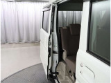 両側パワースライドドア付きだから、狭い駐車スペースなどでの 乗り降りラクラク!小さなお子さまのいるご家庭には嬉しい装備。