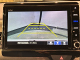 リバースギアに入れるだけで後方の表示へ切り替わります。夜間や雨の日の駐車も楽になりますよ。
