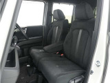 運転席と助手席は足元が繋がっているので自由に行き来しやすいので駐車場が狭いときでも助手席側からスムーズに乗り降りできて便利!