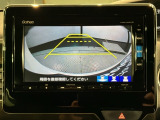 リバースギアに入れるだけで後方の表示へ切り替わります。夜間や雨の日の駐車も楽になりますよ。