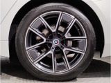 BMWの純正アロイホイールは軽量かつ強度にも優れているホイールで走行性能を引き上げる設計になっております。足元にもBMWは妥協がなくこだわっている個所になります。
