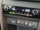 【オートエアコン】車内温度を感知して自動で温度調整をしてくれるのでいつでも快適な車内空間を創り上げます!どの席に座っても快適なドライブが楽しめます♪