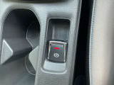 電動パーキングブレーキは、従来の足踏み式に比べ、しっかりと車をホールドしてくれるので安心です。女性の方には特に安心いただける装備です