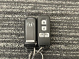 カギをバッグやポケットに入れたままでもドアロックの開閉やエンジン始動ができるスマートキー付き!暗くなってもキー穴を捜す必要が無くとても便利で人気の装備です!取扱説明書とメンテナンスノートも付いています