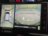 パノラミックビューモニターを装備。駐車場や交差点でクルマを真上から見るように周囲を確認できます。機能の詳細は販売店スタッフまでおたずねください。