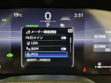 【プリクラッシュセーフティー】前方の自動車を検知し、追突の危険性が高まったら、音や警告灯などで警告し、ドライバーにブレーキ操作を促します!