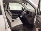 【ベンチシート】運転席と助手席の移動もスムーズ!狭い駐車場での乗り降りや、お子様の乗り降りにも便利です。座席の間にコンソールボックスやドリンクホルダーがないため、車内空間が広く感じます。