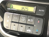 【オートエアコン】一度お好みの温度に設定すれば、車内の温度を検知し風量や温度を自動で調整。暑い&hellip;寒い&hellip;と何度もスイッチ操作をする必要はありません。快適な車内空間には必須の機能ですね♪