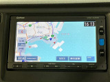 ディスプレイオーディオやカーナビは、現代のドライブにおいて欠かせない装備のひとつです。初めての場所でも迷いにくく、快適なルート案内で運転をサポートします。移動中のエンターテインメント性も高まります。