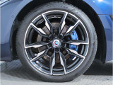 【BMWアロイホイル】軽量かつ強度に拘ったアロイホイル。走行性能ポテンシャルを引き出す設計。車の足元を引き締めてくれる大きなポイントはアロイホイルです。