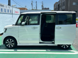 両側電動スライドドア狭い駐車場でも安心して乗り降りが出来ます。