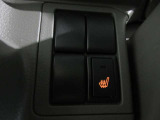運転席ヒ-タ-付シート スイッチをONにすると背面からの熱で体を温めてくれます