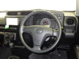 運転席まわりです。 各操作スイッチは使いやすい位置に配置されてます。