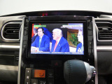 【地デジTV】 停車中の休憩時間も楽しく過ごせる地デジ機能付き。鮮やかな映像で、車内がリビングのような空間に。長距離の移動も家族みんなで楽しめます。