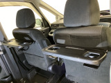 運転席・助手席の背もたれには、2列目シート用にカップホルダー付きの「格納式のシートバックテーブル」を装備しています。休憩時のちょっとした時間などカップを置いたり、小物置きに使えて便利です。