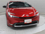 プリクラッシュセーフティに交差点右折時の対向直進車、ならびに右左折時の対向方向から横断してきた歩行者・自転車運転者も検知可能にした「Toyota Safety Sense」を装備しています。