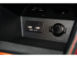 小物の収納に便利なセンタートレイには携帯等のデバイスの充電可能なUSB出力電源付です。