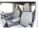 自然な姿勢を保ち、体への負担をやわらげる運転席シート。痛めやすい腰へのサポートも強化しています。シートフレームは乗用車と同等サイズのものを採用し、座り心地にもこだわりました。