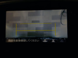 バックカメラの画像です。ガイドラインがスムースな車庫入れをサポートいたします。車庫入れの安心感がアップしますね。