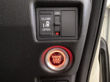 左側電動スライドドアは運転席からでも操作ができるように、ハンドル付近に開閉の操作スイッチが付いています。
