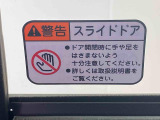 最も気になる室内は、特にこだわってクリーニングしております。マットやシートだけではなく、エアコンの吹き出し口やドアノブの隙間など、様々なブラシや道具を使い分けて、隅々までクリーニングしております。
