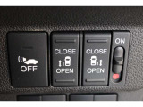 乗り降りラクラクな両側パワースライドドアが装備されてます。運転席からもリモート操作が可能です。外からはリモコンキーで開閉することができます。巻き込み防止機能もありますので安心です。
