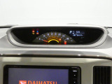 【メーター】センター配置で視認性に優れています。車両の状態を瞬時に把握でき、安全運転をサポート。夜間のライティングも美しく、運転席に座るのが楽しみになります。