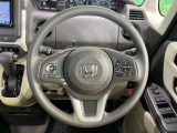 インテリアに合わせたデザインのステアリングは、運転される方のことも考え、運転しやすい形状、大きさです。是非一度、実際に触ってお確かめください。