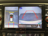 【アラウンドビューモニター】まるでクルマを真上から見下ろしたかのような視点で駐車をサポートします!クルマの斜め後ろや真横など、前後左右の4つのカメラの映像が合成されて、モニターに映し出されます。