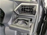 便利なカップホルダーを装備しています。 缶ジュースを開けて運転していると振動で倒れないかヒヤヒヤ、意外と置き場に困るもの。 意外に重要な装備ですね。