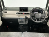 【インパネ】運転のしやすさを最優先に設計された見晴らしの良いフロントビュー。車両間隔が掴みやすく狭い道でも安心♪「安全」と「品質」を最優先に、安心してお乗りいただけるクルマを提供いたします。