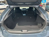リアシートを倒せば、広い荷室を確保できます。