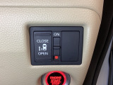左側電動スライドドアは運転席からでも操作ができるように、ハンドル付近に開閉の操作スイッチが付いています。