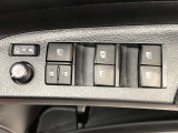パワーウィンドのスイッチです。運転席に座りながら、助手席や後席の窓を開け閉めできるので大変便利ですよ。