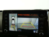 パノラミックビューモニター付きです。車両を上から見たような映像を画面に表示。運転席からの目視だけでは見にくい、車両周辺の状況をリアルタイムでしっかり確認できます。