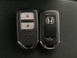 スマートキーを装備しています。鍵を差し込むことなくドアロックの開け閉めと、スタートボタン操作でのエンジンスタートができます。スペアキーも同じものを用意しております。