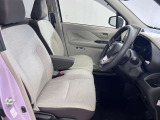 運転席も広くゆとりのある室内です
