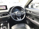 ドライバーが心に余裕をもって運転に集中できること、助手席や後席からもすっきりと前を見通せる空間の起点となり、全員が安心してドライブを楽しめることをモットーにシンプルなレイアウトとなっています。