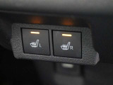 シートの座面と背面を温める運転席/助手席シートヒーターが装備されています。