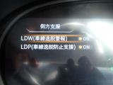 LDW(車線逸脱警報)・LDP(車線逸脱防止支援機能)が装備されておりドライバーが意図せずに白線を跨ぐと警告音で注意を促してくれます♪