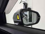 後方死角の車を検知してライトの点灯でお知らせしてくれるサイドアシストを装備。ドライバーの運転をアシストしてくれます。