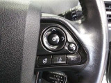 ステアリングには運転中でも簡単に操作できる各種スイッチついてます