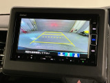 リバースギアに入れるだけで後方の表示へ切り替わります。夜間や雨の日の駐車も楽になりますよ。