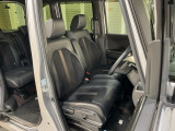 乗降がしやすい運転席。高さが調節できて小柄な方でも運転しやすいポジションをとることができます。