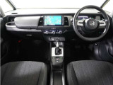 視界広々で運転しやすくロングドライブでも疲れを感じさせないすっきりとまとまったインパネ周りです。