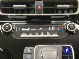 オートエアコンは温度を設定するだけで、自動で風量などを設定してくれます。運転しながら操作も必要ないので、安全性も向上します。
