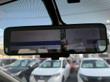 車両後方を映し出します・スマートルームミラー装備です。