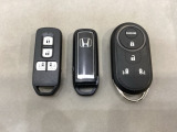 スマートキー付きですからドアロックの開閉およびエンジンスタートが楽々です。電動スライドドアの開け閉めもボタンで操作できます。加えて、純正リモコンエンジンスターター用の操作キーもついています。