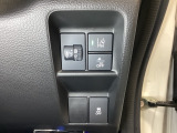ハンドルの右側にはヘットライトリベライザーとHondaセンシング用のメインスイッチがついています。ヘッドライトリベライザーは道路状況や積荷の加重に応じてライトの高さを調節できます。